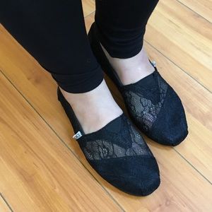 LIKE NEW❗️TOMS Classic Black Lace Slip-On Flats